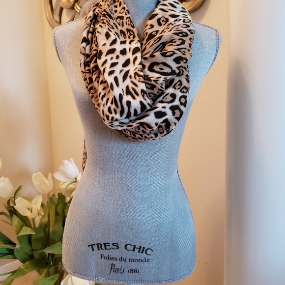 Lulla Collection - Animal print scarf - Picture 2 of 5